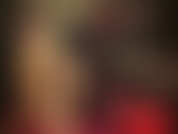 Mi ama conoce tu amor por las medias brillantes y sensuales. Disfruta de esta sensual provocación de nailon con capas doradas y brillantes, mostrando pies, piernas y trasero en pantimedias y guantes de satén sedosos.