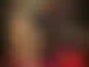 Mi ama conoce tu amor por las medias brillantes y sensuales. Disfruta de esta sensual provocación de nailon con capas doradas y brillantes, mostrando pies, piernas y trasero en pantimedias y guantes de satén sedosos.