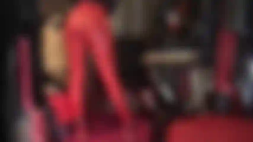 Leggings ajustados de spandex rojo, adoración de culo y pegging con strap-on stryker de 9 pulgadas.