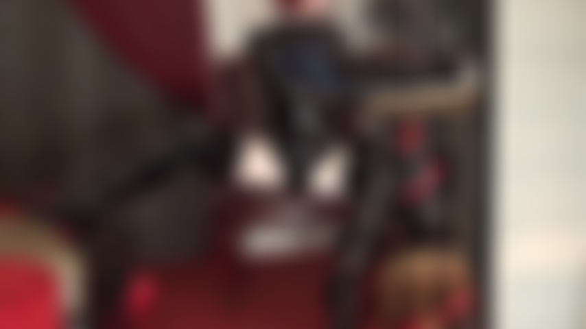 Estas curvas fetichistas te tienen débil y excitado. Mi ama te tiene tan débil por sus curvas con sus medias blancas de licra leohex y su brillante body de pvc con botas altas. Mi ama envuelve tu pene palpitante con sus guantes de cuero. Hay que ordeñarlo hasta dejarlo seco.