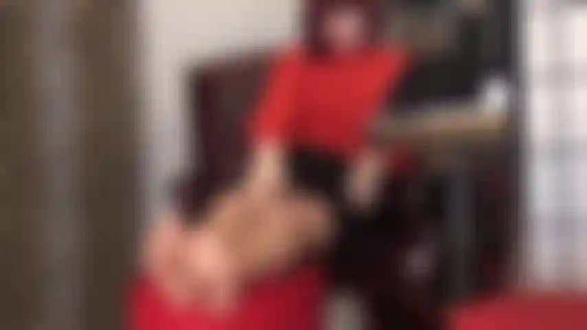 Mis muslos en pantimedias atrapan la polla de tu esclava mientras mis guantes de nailon masajean lentamente el semen.