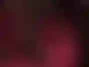 Fetichista de pies, con mules de cuero y medias marrones opacas: estas pantimedias son muy sexys, de un marrón oscuro intenso, combinadas con tacones de punta abierta.