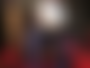 Piernas en medias azules ardientes; acarícialas por mis piernas y pies, esclava. Leche que se corre por mis talones.