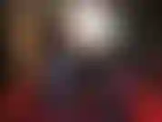 Piernas en medias azules ardientes; acarícialas por mis piernas y pies, esclava. Leche que se corre por mis talones.