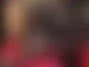 Frótate a lo largo de estas sexys pantimedias, piernas, muslos hasta mi brillante falda de pvc y debajo de ella.