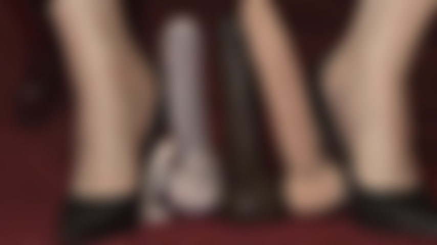 Pollas en masa: tu deber como mi pequeña mariquita con polla a mis pies es complacer a todas las grandes pollas que pongo en fila frente a ti mientras tu patética perilla está vestida con un lindo lazo para ser más atractiva para estos galanes.