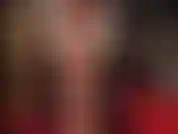 La señora vivian se burla a lo largo de su fino cuerpo con medias de encaje color nude brillante y ligas sobre pantimedias, concediendo vistas debajo de su falda...