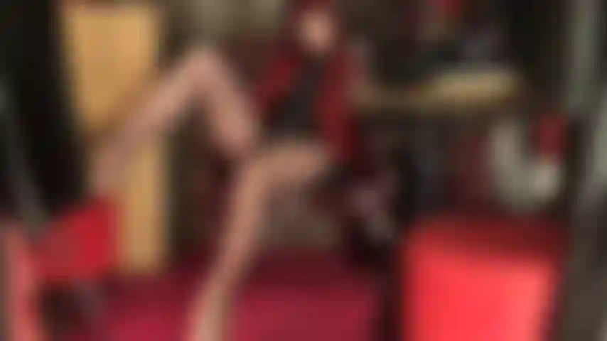 Piernas, muslos, escote, cara sentada, medias y manos de ama sobre tu polla de esclavo.