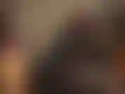 Una diosa del látex en un ajustado traje de goma que se lubrica con su strap-on negro para la penetración dura que te mereces.