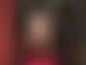 Señora vivian, vestida de pvc negro brillante, hace chasquear su látigo.