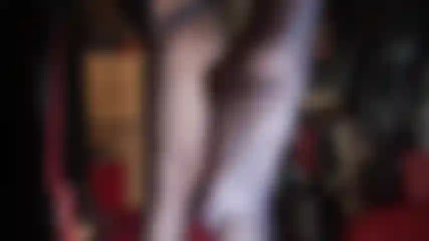 Medias y capas de medias increíblemente brillantes: la diosa saca sus pares de medias más brillantes para complacer su fetiche de nailon.