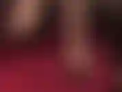 Llevo los pies descalzos en tacones peeptoe, mostrando mis deditos perfectos.