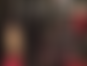 Diosa fetichista del pvc y del strap-on: tu amante vestida con un ajustado traje de vinilo negro, guantes, botas, sombrero de cuero y una gran polla blanca para que la complazcas.