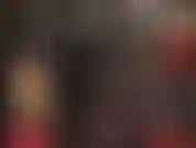 Diosa fetichista del pvc y del strap-on: tu amante vestida con un ajustado traje de vinilo negro, guantes, botas, sombrero de cuero y una gran polla blanca para que la complazcas.