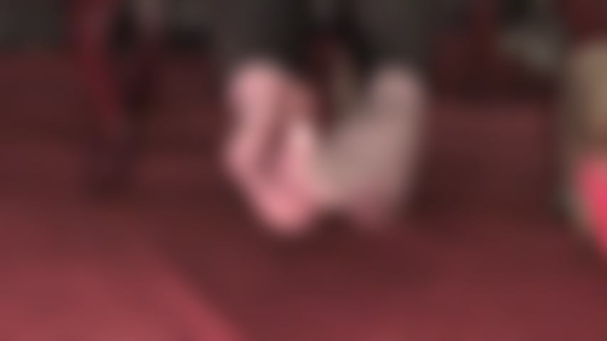 Pies en pantimedias, tan transparentes; los dedos en pantimedias negro roto se mueven, tentando y provocando al amante de los pies. Las suaves y sudorosas suelas de nailon que deseas sentir descansando sobre tu rostro, respirando perfección...