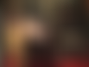 Peluca negra y traje fetichista de pvc/vinilo brillante con botas altas y un strap-on enorme para un pegging duro.