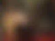 Peluca negra y traje fetichista de pvc/vinilo brillante con botas altas y un strap-on enorme para un pegging duro.