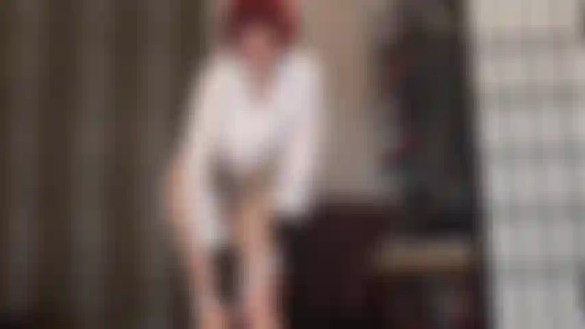 Braguita de satén en color blanco y negro con pantimedias brillantes.