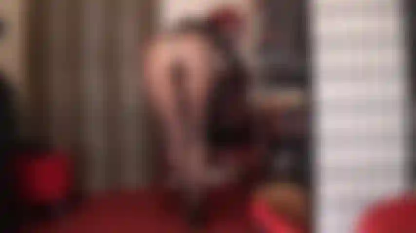 El culo redondo y perfecto de la señora vivian y sus sexys shorts son una combinación perfecta. Luciendo fabulosas capas de medias brillantes, probándome diferentes shorts.