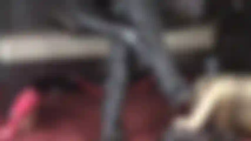 Las botas de cuero de mi ama juegan con tu pene erecto de esclava. A merced de sus deseos sádicos con su bota en tu ingle.