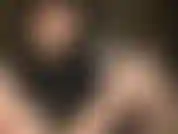 Acariciando un consolador blanco sin cortar con las manos desnudas.