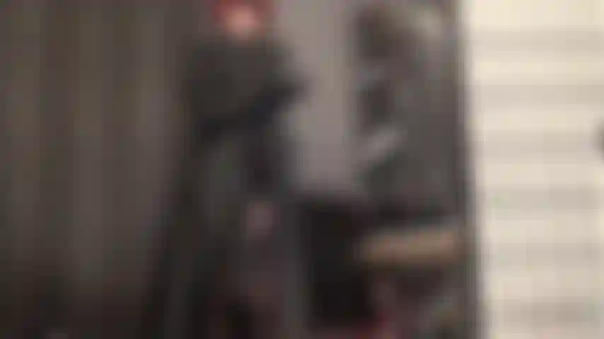 Amante del strap-on de cuero bbc - la amante hace que tu cabeza dé vueltas mientras sacude su enorme polla negra debajo de su largo abrigo de cuero negro, guantes y sensuales medias de liga.