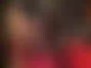 Medias de color marrón oscuro brillante, sensual provocación en las piernas, sexys tacones de aguja de metal, adoración del culo revestido de nailon, fetiche de pies, mulas de cuero colgantes.