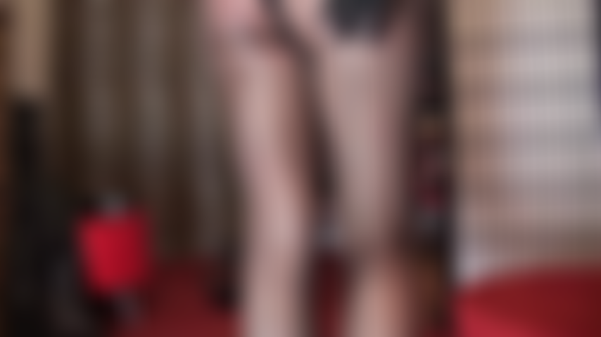 A tu pequeño pene le encantan las medias con costura de mi ama, sobre todo los pies. Sin embargo, cuando una gran polla negra cubierta de nailon entra en escena, te conviertes en una puta amante de las pollas. Espléndida, comparando el tamaño de mi polla y rogando por sentir esa polla negra penetrando tu cuerpo.