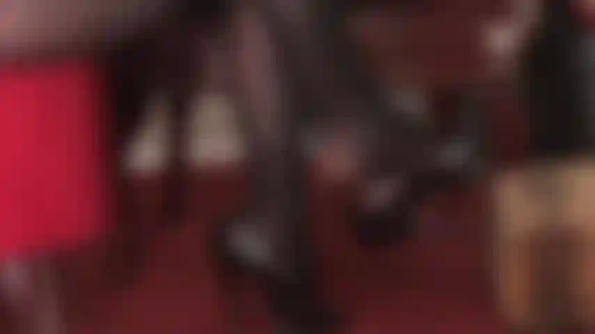 Juego de zapatos en medias negras opacas: una vista lateral sexy de tus tacones colgantes de diosa.