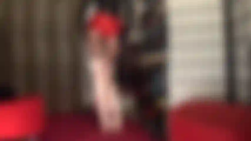 Pantalones cortos de satén rojo: te encantan brillantes y en todos los colores, simplemente hermosos combinados con botas hasta la rodilla de satén ruborizado.