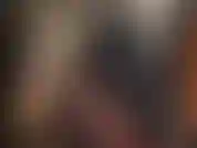 Adora a tu ama con este sexy atuendo de lycra y vinilo con pantimedias y medias superiores de encaje en capas.