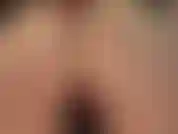 Hago facesitting y adoro el culo desnudo en una pequeña tanga roja.