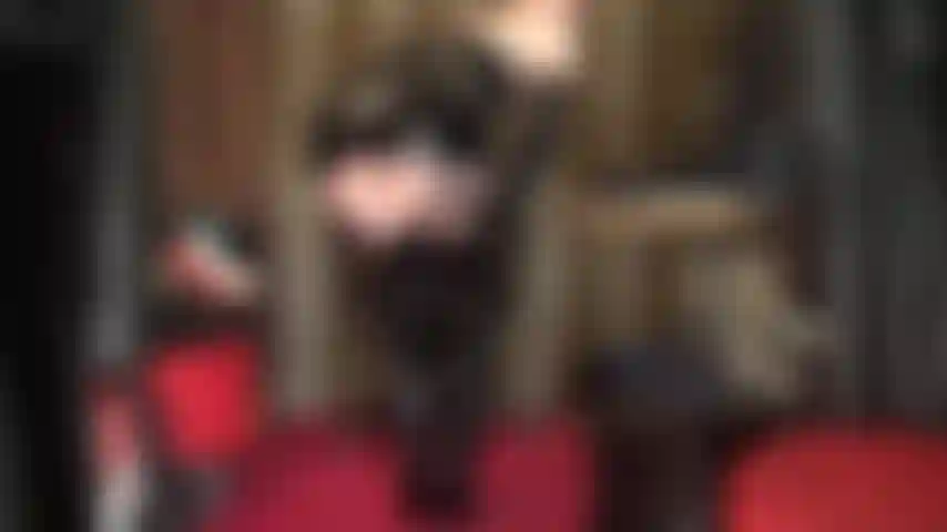 La falda sube, la falda baja... La amante se sienta en tu cara con una falda ajustada de pvc, medias, ligas sexys, botas brillantes hasta el muslo y bragas de encaje.