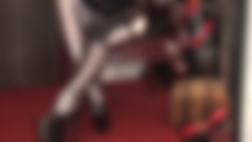 Estas piernas sensuales exigen tu atención. Tacones de plataforma, medias brillantes y capas de medias te hacen suplicar que dejes el dinero a los pies de mi amante y que te ordeñe entre mis muslos cruzados.