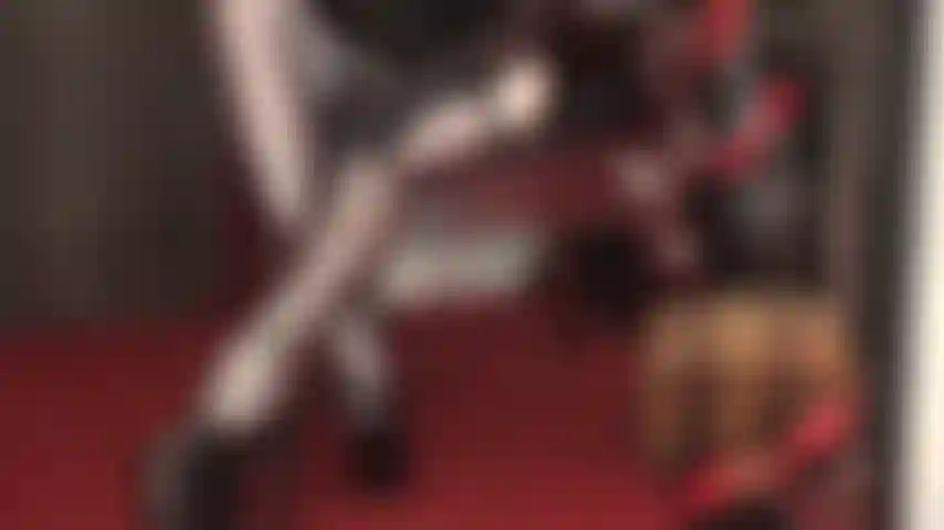 Estas piernas sensuales exigen tu atención. Tacones de plataforma, medias brillantes y capas de medias te hacen suplicar que dejes el dinero a los pies de mi amante y que te ordeñe entre mis muslos cruzados.