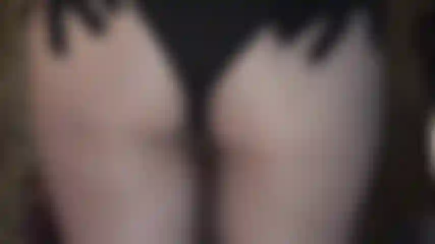 Primer plano extremadamente caliente del trasero redondo y sexy de la amante vivian en pantimedias negras súper transparentes y pantalones cortos ajustados.