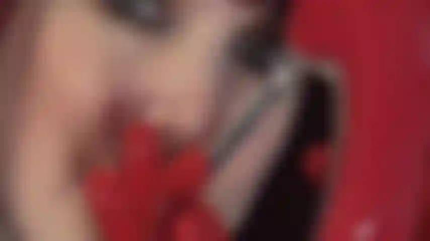 Guantes fetichistas de látex rojo pervertidos sobre tacones de acero rojo patentados y polla negra provocativa.