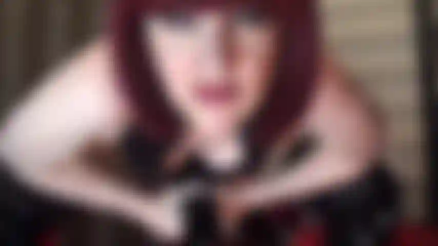 Amante de pvc con botas hasta la rodilla que empuja su enorme polla negra en tu culo de puta.