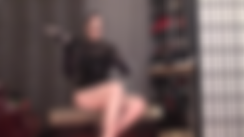 Strap-on y pies descalzos provocativos - acariciando mi gran strap-on provocando con los pies descalzos.