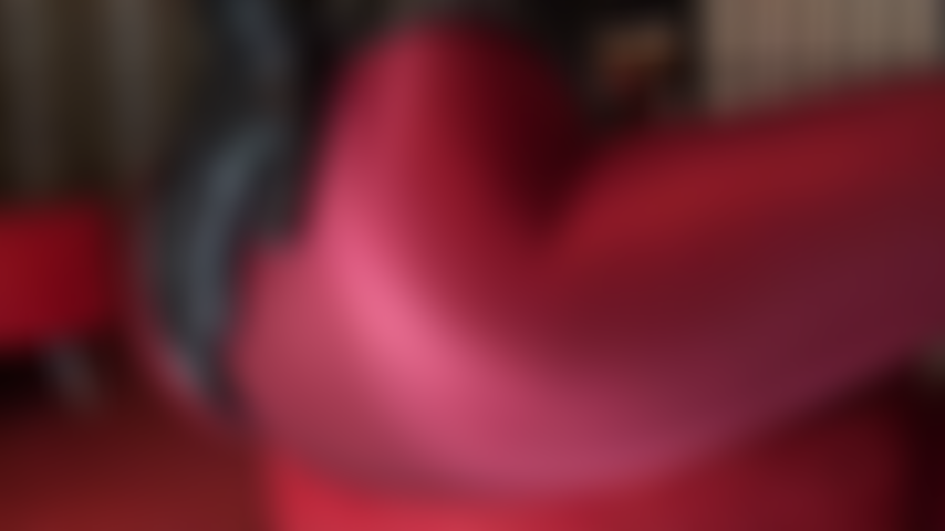 Ama muestra sus magníficas curvas en este atuendo fetichista caliente de pantimedias de lycra rojo burdeos, body de pvc, botas de aguja y guantes de cuero.