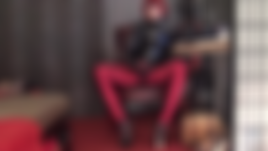 Espléndida, con strap-on, medias de pvc y pantalones de satén brillante. Mi ama tiene tu diminuto pene, tan excitado por su enorme polla de strap-on. Complácela con tu boca de puta mientras follas los pies de mi ama en pantimedias.