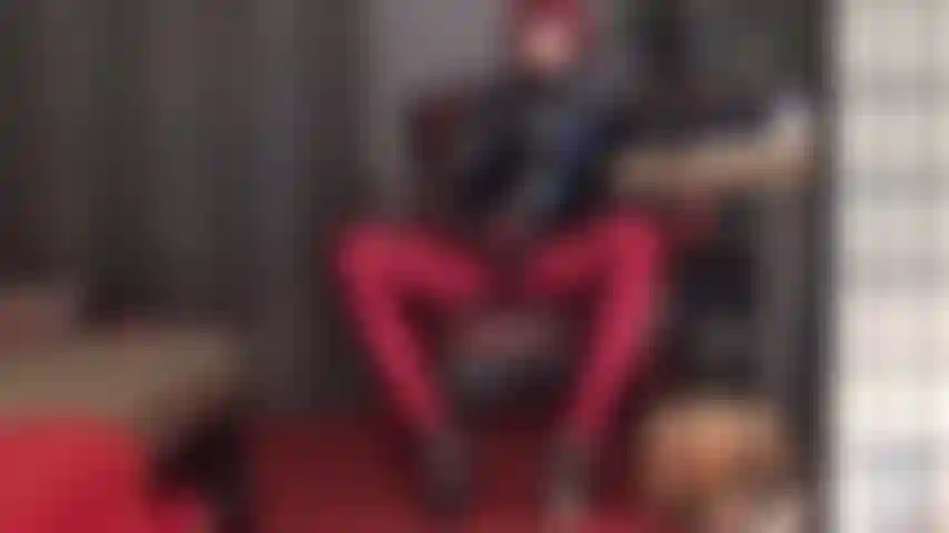 Espléndida, con strap-on, medias de pvc y pantalones de satén brillante. Mi ama tiene tu diminuto pene, tan excitado por su enorme polla de strap-on. Complácela con tu boca de puta mientras follas los pies de mi ama en pantimedias.