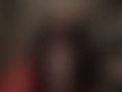 Con un hermoso abrigo de piel negra, cabello corto y medias negras. Con un lujoso abrigo de piel, ama seduce a su amante de nailon con sus sensuales piernas y pies largos.