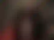 Con un hermoso abrigo de piel negra, cabello corto y medias negras. Con un lujoso abrigo de piel, ama seduce a su amante de nailon con sus sensuales piernas y pies largos.