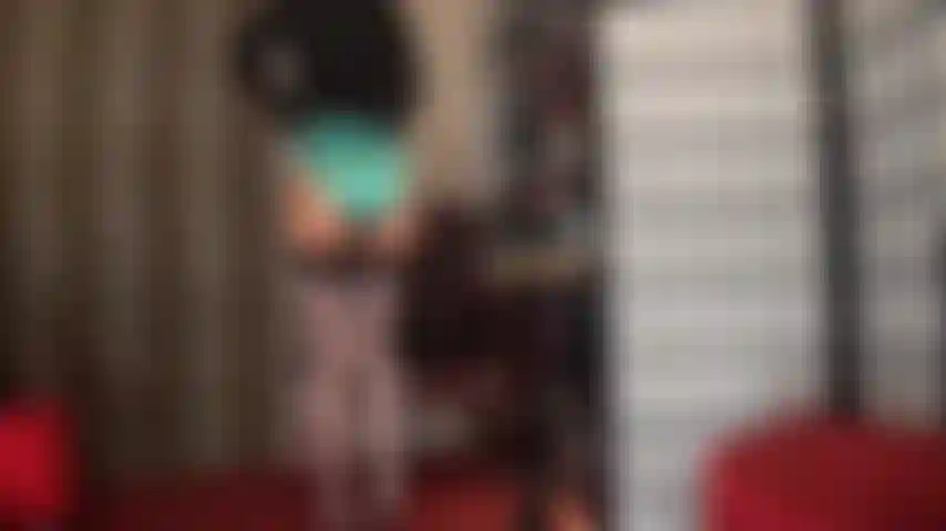 Una puta necesita una buena penetración. Vestida con medias, bragas de satén y guantes, la señora vivian te tiene pidiendo polla. Se te hace agua la boca al verla ponerse el gran arnés blanco de stryker. Adora la polla de la señora!