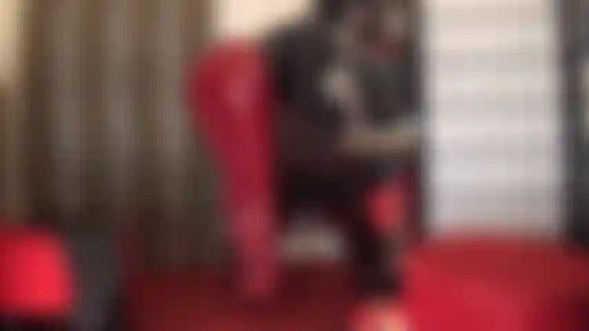 Fetichista del cuero rojo - paja con pantalones y botas de cuero rojo.