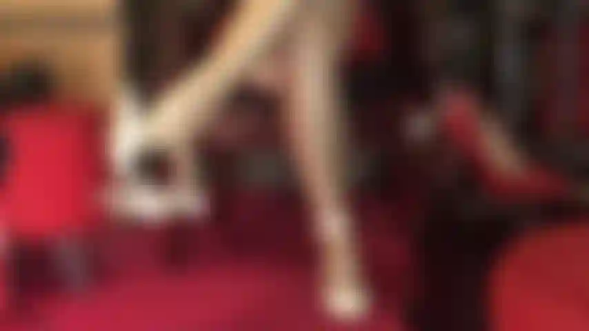 Footsub, tu mente está bajo mi control mientras te concentras en los dedos de mis pantimedias y el talón que se balancea en ellos.