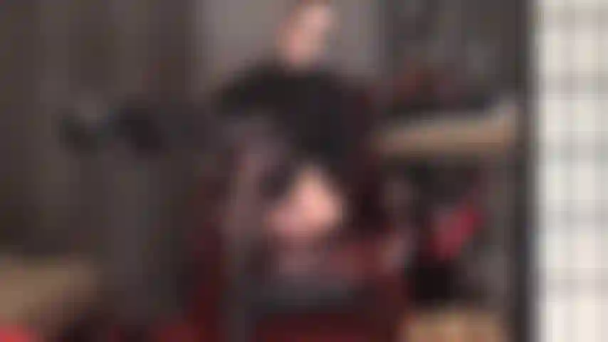 Medias de liga negras brillantes y tacones altos de plataforma toman el control de tu mente débil y tu polla dura.