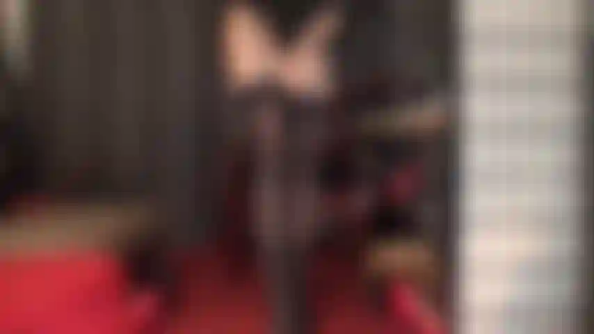 Entre las piernas de mi amante en medias de liga brillantes, cara sentada, burla en la entrepierna y adoración del culo en medias color piel brillante.