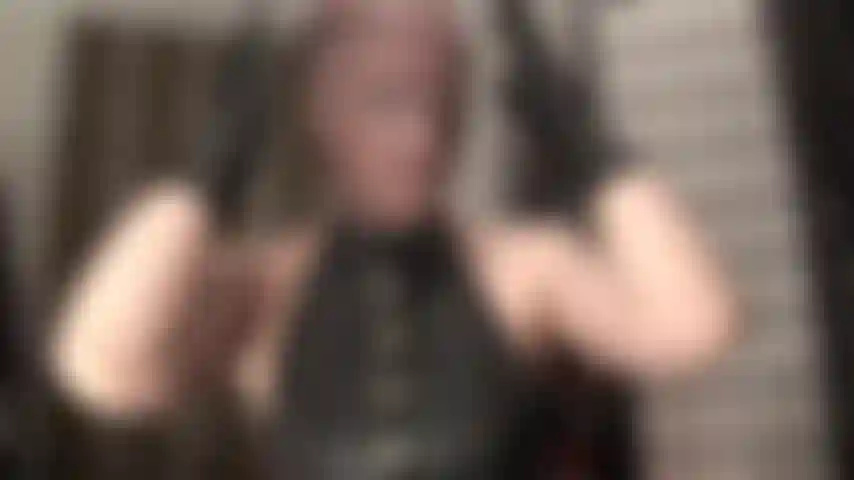 Fetiche de máscara de pantimedias: la amante se cubre la cara con una máscara de nailon marrón oscuro.